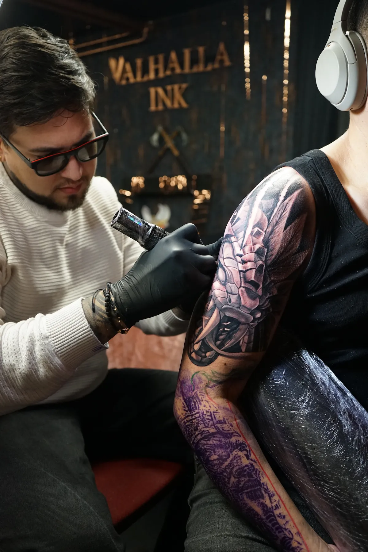 Tatuerare som arbetar i Valhalla Ink premium tatueringsstudio i Göteborg